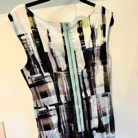 Maggy London Sleeveless Abstract Dress with Pockets - Picture 2 of 2